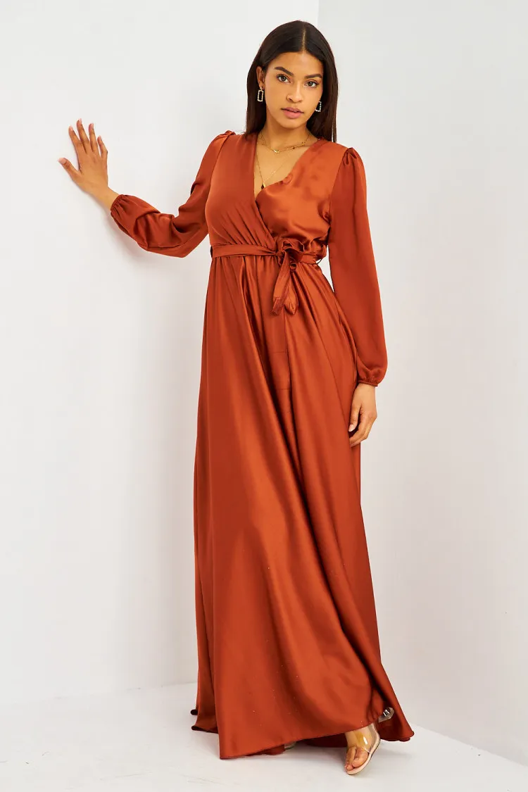 Robe longue cuivrée satinée ceinturée