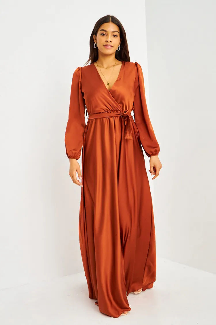 Robe longue cuivrée satinée ceinturée