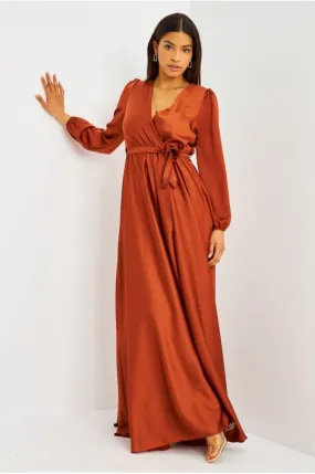 Robe longue cuivrée satinée ceinturée