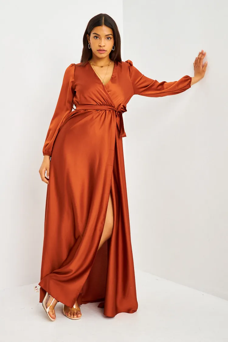 Robe longue cuivrée satinée ceinturée