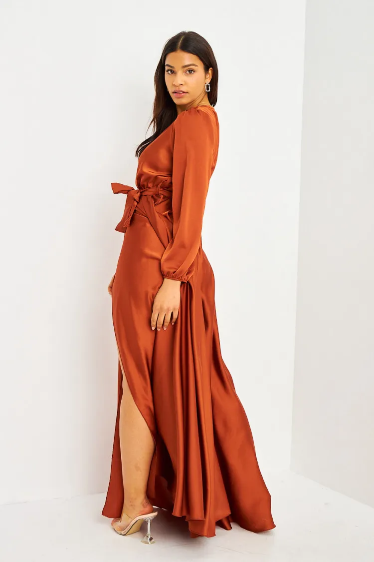 Robe longue cuivrée satinée ceinturée